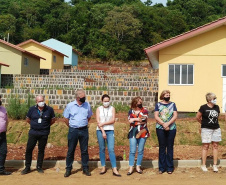 Representantes do Governo do Estado e da Prefeitura de Coronel Vivida entregaram nesta sexta-feira (27) as chaves de 21 casas a famílias que viviam em situação de vulnerabilidade social na cidade. Com a conclusão do empreendimento, chega a 78 o número de moradias populares entregues na região Sudoeste do Paraná apenas nesta semana. Foto: Eduardo Cioatto / Cohapar