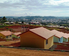 Representantes do Governo do Estado e da Prefeitura de Coronel Vivida entregaram nesta sexta-feira (27) as chaves de 21 casas a famílias que viviam em situação de vulnerabilidade social na cidade. Com a conclusão do empreendimento, chega a 78 o número de moradias populares entregues na região Sudoeste do Paraná apenas nesta semana. Foto: Eduardo Cioatto / Cohapar