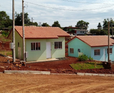 Representantes do Governo do Estado e da Prefeitura de Coronel Vivida entregaram nesta sexta-feira (27) as chaves de 21 casas a famílias que viviam em situação de vulnerabilidade social na cidade. Com a conclusão do empreendimento, chega a 78 o número de moradias populares entregues na região Sudoeste do Paraná apenas nesta semana. Foto: Eduardo Cioatto / Cohapar