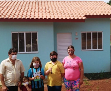 Representantes do Governo do Estado e da Prefeitura de Coronel Vivida entregaram nesta sexta-feira (27) as chaves de 21 casas a famílias que viviam em situação de vulnerabilidade social na cidade. Com a conclusão do empreendimento, chega a 78 o número de moradias populares entregues na região Sudoeste do Paraná apenas nesta semana. Foto: Eduardo Cioatto / Cohapar