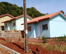 Representantes do Governo do Estado e da Prefeitura de Coronel Vivida entregaram nesta sexta-feira (27) as chaves de 21 casas a famílias que viviam em situação de vulnerabilidade social na cidade. Com a conclusão do empreendimento, chega a 78 o número de moradias populares entregues na região Sudoeste do Paraná apenas nesta semana. Foto: Eduardo Cioatto / Cohapar