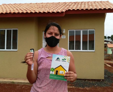 Representantes do Governo do Estado e da Prefeitura de Coronel Vivida entregaram nesta sexta-feira (27) as chaves de 21 casas a famílias que viviam em situação de vulnerabilidade social na cidade. Com a conclusão do empreendimento, chega a 78 o número de moradias populares entregues na região Sudoeste do Paraná apenas nesta semana. Foto: Eduardo Cioatto / Cohapar