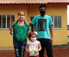Representantes do Governo do Estado e da Prefeitura de Coronel Vivida entregaram nesta sexta-feira (27) as chaves de 21 casas a famílias que viviam em situação de vulnerabilidade social na cidade. Com a conclusão do empreendimento, chega a 78 o número de moradias populares entregues na região Sudoeste do Paraná apenas nesta semana. Foto: Eduardo Cioatto / Cohapar