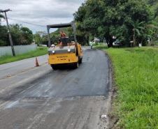 Serviços de microrrevestimento asfáltico em Matinhos devem afetar o trânsito durante os primeiros dias do mês de dezembro.
Foto: DER