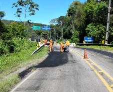 Serviços de microrrevestimento asfáltico em Matinhos devem afetar o trânsito durante os primeiros dias do mês de dezembro.
Foto: DER