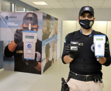 Novo protocolo de segurança para o acesso dos trabalhadores ao cais do Porto de Paranaguá visa evitar acidentes. O teste do etilômetro será aplicado por sorteio aleatório realizado pelo sistema eletrônico.
Foto: Claudio Neves/Portos do Paraná