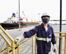 Novo protocolo de segurança para o acesso dos trabalhadores ao cais do Porto de Paranaguá visa evitar acidentes. O teste do etilômetro será aplicado por sorteio aleatório realizado pelo sistema eletrônico.
Foto: Claudio Neves/Portos do Paraná