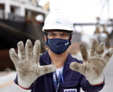 Novo protocolo de segurança para o acesso dos trabalhadores ao cais do Porto de Paranaguá visa evitar acidentes. O teste do etilômetro será aplicado por sorteio aleatório realizado pelo sistema eletrônico.
Foto: Claudio Neves/Portos do Paraná