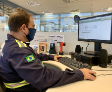 Novo protocolo de segurança para o acesso dos trabalhadores ao cais do Porto de Paranaguá visa evitar acidentes. O teste do etilômetro será aplicado por sorteio aleatório realizado pelo sistema eletrônico.
Foto: Claudio Neves/Portos do Paraná