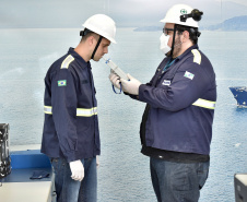 Novo protocolo de segurança para o acesso dos trabalhadores ao cais do Porto de Paranaguá visa evitar acidentes. O teste do etilômetro será aplicado por sorteio aleatório realizado pelo sistema eletrônico.
Foto: Claudio Neves/Portos do Paraná