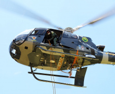 Atividades são promovidas regularmente para que os profissionais estejam prontos para dar suporte às equipes da PM e do Corpo de Bombeiros em operações, radiopatrulhamento aéreo, resgates e remoções aeromédicas.
Foto: SESP
