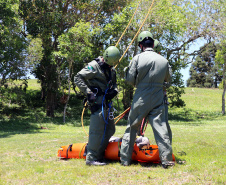 Atividades são promovidas regularmente para que os profissionais estejam prontos para dar suporte às equipes da PM e do Corpo de Bombeiros em operações, radiopatrulhamento aéreo, resgates e remoções aeromédicas.
Foto: SESP