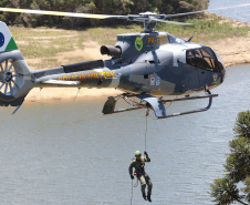 Atividades são promovidas regularmente para que os profissionais estejam prontos para dar suporte às equipes da PM e do Corpo de Bombeiros em operações, radiopatrulhamento aéreo, resgates e remoções aeromédicas.
Foto: SESP