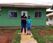 Representantes do Governo do Estado, Governo Federal e da Prefeitura de Santa Maria do Oeste entregaram nesta sexta-feira (27) as chaves de 31 casas populares a famílias do município, localizado na região central do Paraná. O projeto recebeu R$ 2 milhões de investimentos do Fundo de Garantia do Tempo de Serviço (FGTS), além de contrapartidas dos órgãos envolvidos. (Foto: Elmar Vornes / Cohapar)