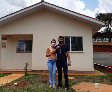 Representantes do Governo do Estado, Governo Federal e da Prefeitura de Santa Maria do Oeste entregaram nesta sexta-feira (27) as chaves de 31 casas populares a famílias do município, localizado na região central do Paraná. O projeto recebeu R$ 2 milhões de investimentos do Fundo de Garantia do Tempo de Serviço (FGTS), além de contrapartidas dos órgãos envolvidos. (Foto: Elmar Vornes / Cohapar)