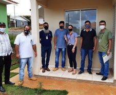 Representantes do Governo do Estado, Governo Federal e da Prefeitura de Santa Maria do Oeste entregaram nesta sexta-feira (27) as chaves de 31 casas populares a famílias do município, localizado na região central do Paraná. O projeto recebeu R$ 2 milhões de investimentos do Fundo de Garantia do Tempo de Serviço (FGTS), além de contrapartidas dos órgãos envolvidos. (Foto: Elmar Vornes / Cohapar)