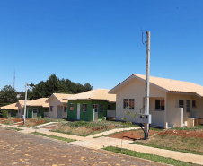 Representantes do Governo do Estado, Governo Federal e da Prefeitura de Santa Maria do Oeste entregaram nesta sexta-feira (27) as chaves de 31 casas populares a famílias do município, localizado na região central do Paraná. O projeto recebeu R$ 2 milhões de investimentos do Fundo de Garantia do Tempo de Serviço (FGTS), além de contrapartidas dos órgãos envolvidos. (Foto: Elmar Vornes / Cohapar)