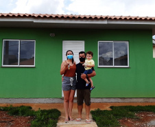 Representantes do Governo do Estado, Governo Federal e da Prefeitura de Santa Maria do Oeste entregaram nesta sexta-feira (27) as chaves de 31 casas populares a famílias do município, localizado na região central do Paraná. O projeto recebeu R$ 2 milhões de investimentos do Fundo de Garantia do Tempo de Serviço (FGTS), além de contrapartidas dos órgãos envolvidos. (Foto: Elmar Vornes / Cohapar)