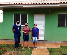 Representantes do Governo do Estado, Governo Federal e da Prefeitura de Santa Maria do Oeste entregaram nesta sexta-feira (27) as chaves de 31 casas populares a famílias do município, localizado na região central do Paraná. O projeto recebeu R$ 2 milhões de investimentos do Fundo de Garantia do Tempo de Serviço (FGTS), além de contrapartidas dos órgãos envolvidos. (Foto: Elmar Vornes / Cohapar)