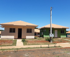 Representantes do Governo do Estado, Governo Federal e da Prefeitura de Santa Maria do Oeste entregaram nesta sexta-feira (27) as chaves de 31 casas populares a famílias do município, localizado na região central do Paraná. O projeto recebeu R$ 2 milhões de investimentos do Fundo de Garantia do Tempo de Serviço (FGTS), além de contrapartidas dos órgãos envolvidos. (Foto: Elmar Vornes / Cohapar)