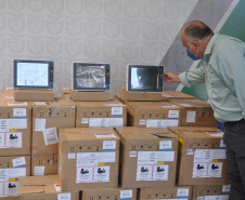 O Governo do Estado, por meio da Secretaria da Saúde, cedeu mais 30 monitores para o município de Curitiba neste sábado (28). As máquinas serão utilizadas para equipar leitos para pacientes com suspeita ou confirmação de infecção pelo novo coronavírus na capital do Estado. - Foto: Mônica Candéo Iurk/SESA