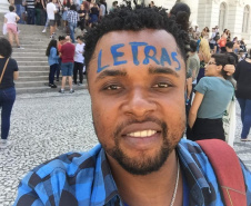 Outro exemplo é Kerly Limage, que em 2018 veio do Haiti para o Brasil em busca de acesso à universidade. Sem falar português, ele se matriculou no Poty Lazarotto, onde aprendeu o idioma, além de ter aprimorado a língua inglesa e concluído as demais disciplinas em um ano. Foto:SEED