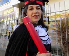 Zeni Moraes da Silva precisou interromper os estudos muito cedo. Mãe de quatro filhos, um deles com paralisia cerebral, não teve a possibilidade de estabelecer uma rotina de estudos. Mais tarde, quando os filhos atingiram maior independência, Zeni decidiu se matricular no Colégio Estadual Poty Lazarotto, em Curitiba, para concluir o Ensino Fundamental e o Médio. Hoje, ela é formada em Direito e cursa pós-graduação on-line.. Foto:SEED