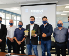 Os portos do Paraná colecionaram mais uma expressiva marca. Paranaguá e Antonina alcançaram nesta segunda-feira (30) o recorde de 53,382 milhões de toneladas de cargas movimentadas. O volume é o maior da história. O governador Carlos Massa Ratinho Junior participou em Paranaguá da contagem regressiva que consolidou o marco inédito e que foi comemorado com os trabalhadores portuários. 