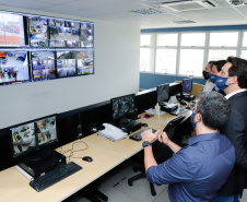 Os portos do Paraná colecionaram mais uma expressiva marca. Paranaguá e Antonina alcançaram nesta segunda-feira (30) o recorde de 53,382 milhões de toneladas de cargas movimentadas. O volume é o maior da história. O governador Carlos Massa Ratinho Junior participou em Paranaguá da contagem regressiva que consolidou o marco inédito e que foi comemorado com os trabalhadores portuários. 