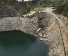 Água da Pedreira Orleans está sendo bombeada para o Rio Passaúna a uma velocidade de 150 litros por segundo
. Foto:Sanepar