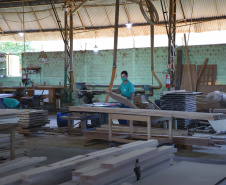 Madermac, empresa especializada na produção de portas, janelas e pisos de madeira. Ribeiro, que é administrador da empresa, explica que toda a produção é feita para pedidos sob medida. Com 36 anos de existência, a Madermac empresa 84 pessoas diretamente.