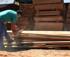 Madermac, empresa especializada na produção de portas, janelas e pisos de madeira. Ribeiro, que é administrador da empresa, explica que toda a produção é feita para pedidos sob medida. Com 36 anos de existência, a Madermac empresa 84 pessoas diretamente.