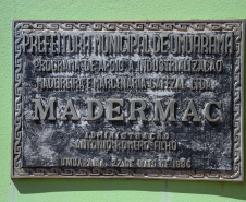 Madermac, empresa especializada na produção de portas, janelas e pisos de madeira. Ribeiro, que é administrador da empresa, explica que toda a produção é feita para pedidos sob medida. Com 36 anos de existência, a Madermac empresa 84 pessoas diretamente.