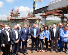 A Ponte da Integração Brasil – Paraguai atingiu quase 45% de execução em novembro, um ano e três meses após o início da construção, no Rio Paraná, em Foz do Iguaçu (Oeste). Nesta terça-feira (01), o governador Carlos Massa Ratinho Junior recebeu os presidentes Jair Bolsonaro e Mario Abdo Benítez e os acompanhou na vistoria à obra. 