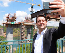 A Ponte da Integração Brasil – Paraguai atingiu quase 45% de execução em novembro, um ano e três meses após o início da construção, no Rio Paraná, em Foz do Iguaçu (Oeste). Nesta terça-feira (01), o governador Carlos Massa Ratinho Junior recebeu os presidentes Jair Bolsonaro e Mario Abdo Benítez e os acompanhou na vistoria à obra. 
