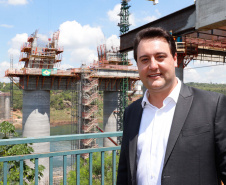 A Ponte da Integração Brasil – Paraguai atingiu quase 45% de execução em novembro, um ano e três meses após o início da construção, no Rio Paraná, em Foz do Iguaçu (Oeste). Nesta terça-feira (01), o governador Carlos Massa Ratinho Junior recebeu os presidentes Jair Bolsonaro e Mario Abdo Benítez e os acompanhou na vistoria à obra. 