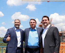 A Ponte da Integração Brasil – Paraguai atingiu quase 45% de execução em novembro, um ano e três meses após o início da construção, no Rio Paraná, em Foz do Iguaçu (Oeste). Nesta terça-feira (01), o governador Carlos Massa Ratinho Junior recebeu os presidentes Jair Bolsonaro e Mario Abdo Benítez e os acompanhou na vistoria à obra. 