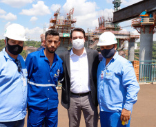 A Ponte da Integração Brasil – Paraguai atingiu quase 45% de execução em novembro, um ano e três meses após o início da construção, no Rio Paraná, em Foz do Iguaçu (Oeste). Nesta terça-feira (01), o governador Carlos Massa Ratinho Junior recebeu os presidentes Jair Bolsonaro e Mario Abdo Benítez e os acompanhou na vistoria à obra. 