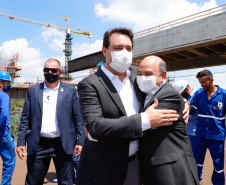 A Ponte da Integração Brasil – Paraguai atingiu quase 45% de execução em novembro, um ano e três meses após o início da construção, no Rio Paraná, em Foz do Iguaçu (Oeste). Nesta terça-feira (01), o governador Carlos Massa Ratinho Junior recebeu os presidentes Jair Bolsonaro e Mario Abdo Benítez e os acompanhou na vistoria à obra. 