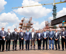 A Ponte da Integração Brasil – Paraguai atingiu quase 45% de execução em novembro, um ano e três meses após o início da construção, no Rio Paraná, em Foz do Iguaçu (Oeste). Nesta terça-feira (01), o governador Carlos Massa Ratinho Junior recebeu os presidentes Jair Bolsonaro e Mario Abdo Benítez e os acompanhou na vistoria à obra. 
