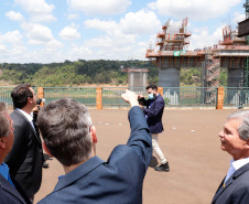 A Ponte da Integração Brasil – Paraguai atingiu quase 45% de execução em novembro, um ano e três meses após o início da construção, no Rio Paraná, em Foz do Iguaçu (Oeste). Nesta terça-feira (01), o governador Carlos Massa Ratinho Junior recebeu os presidentes Jair Bolsonaro e Mario Abdo Benítez e os acompanhou na vistoria à obra. 