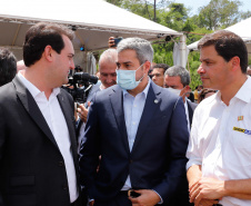 A Ponte da Integração Brasil – Paraguai atingiu quase 45% de execução em novembro, um ano e três meses após o início da construção, no Rio Paraná, em Foz do Iguaçu (Oeste). Nesta terça-feira (01), o governador Carlos Massa Ratinho Junior recebeu os presidentes Jair Bolsonaro e Mario Abdo Benítez e os acompanhou na vistoria à obra. 