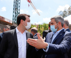 A Ponte da Integração Brasil – Paraguai atingiu quase 45% de execução em novembro, um ano e três meses após o início da construção, no Rio Paraná, em Foz do Iguaçu (Oeste). Nesta terça-feira (01), o governador Carlos Massa Ratinho Junior recebeu os presidentes Jair Bolsonaro e Mario Abdo Benítez e os acompanhou na vistoria à obra. 