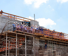 A Ponte da Integração Brasil – Paraguai atingiu quase 45% de execução em novembro, um ano e três meses após o início da construção, no Rio Paraná, em Foz do Iguaçu (Oeste). Nesta terça-feira (01), o governador Carlos Massa Ratinho Junior recebeu os presidentes Jair Bolsonaro e Mario Abdo Benítez e os acompanhou na vistoria à obra. 
