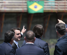 A Ponte da Integração Brasil – Paraguai atingiu quase 45% de execução em novembro, 1 ano e 3 meses após o início da construção nas margens do Rio Paraná. A marca foi celebrada com uma visita dos presidentes Jair Bolsonaro e Mario Abdo Benítez às obras nesta terça-feira (1º). O governador Carlos Massa Ratinho Junior, um dos responsáveis pela articulação com a Itaipu Binacional para tirar o projeto do papel, também acompanhou o evento.