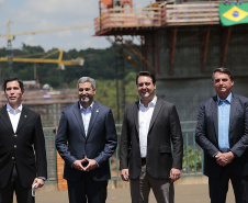 A Ponte da Integração Brasil – Paraguai atingiu quase 45% de execução em novembro, 1 ano e 3 meses após o início da construção nas margens do Rio Paraná. A marca foi celebrada com uma visita dos presidentes Jair Bolsonaro e Mario Abdo Benítez às obras nesta terça-feira (1º). O governador Carlos Massa Ratinho Junior, um dos responsáveis pela articulação com a Itaipu Binacional para tirar o projeto do papel, também acompanhou o evento.