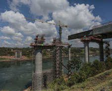 A Ponte da Integração Brasil – Paraguai atingiu quase 45% de execução em novembro, 1 ano e 3 meses após o início da construção nas margens do Rio Paraná. A marca foi celebrada com uma visita dos presidentes Jair Bolsonaro e Mario Abdo Benítez às obras nesta terça-feira (1º). O governador Carlos Massa Ratinho Junior, um dos responsáveis pela articulação com a Itaipu Binacional para tirar o projeto do papel, também acompanhou o evento.