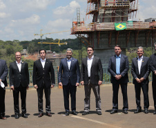 A Ponte da Integração Brasil – Paraguai atingiu quase 45% de execução em novembro, 1 ano e 3 meses após o início da construção nas margens do Rio Paraná. A marca foi celebrada com uma visita dos presidentes Jair Bolsonaro e Mario Abdo Benítez às obras nesta terça-feira (1º). O governador Carlos Massa Ratinho Junior, um dos responsáveis pela articulação com a Itaipu Binacional para tirar o projeto do papel, também acompanhou o evento.