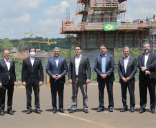 A Ponte da Integração Brasil – Paraguai atingiu quase 45% de execução em novembro, 1 ano e 3 meses após o início da construção nas margens do Rio Paraná. A marca foi celebrada com uma visita dos presidentes Jair Bolsonaro e Mario Abdo Benítez às obras nesta terça-feira (1º). O governador Carlos Massa Ratinho Junior, um dos responsáveis pela articulação com a Itaipu Binacional para tirar o projeto do papel, também acompanhou o evento.