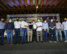 O governador Carlos Massa Ratinho Junior entregou nesta terça-feira (1º) o primeiro pacote de revitalização e modernização das locomotivas e vagões da Ferroeste. 